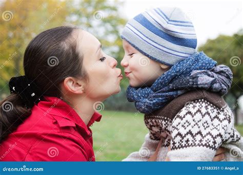 Bilder zu mother and son kissing ansehen